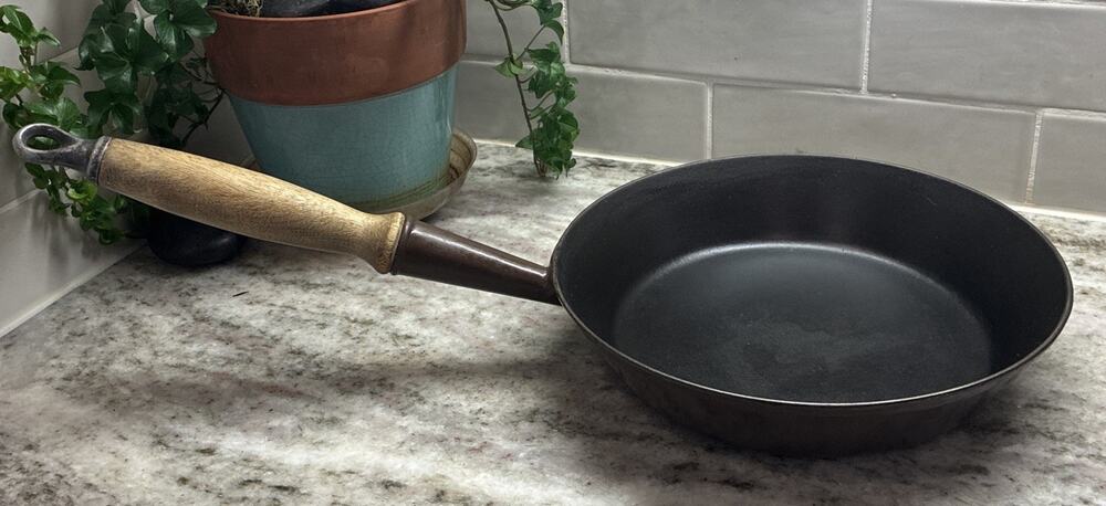 VTG Le Creuset #24 Wood Hanging Handle Chef Skillet Brown Enamel Cast Iron R13